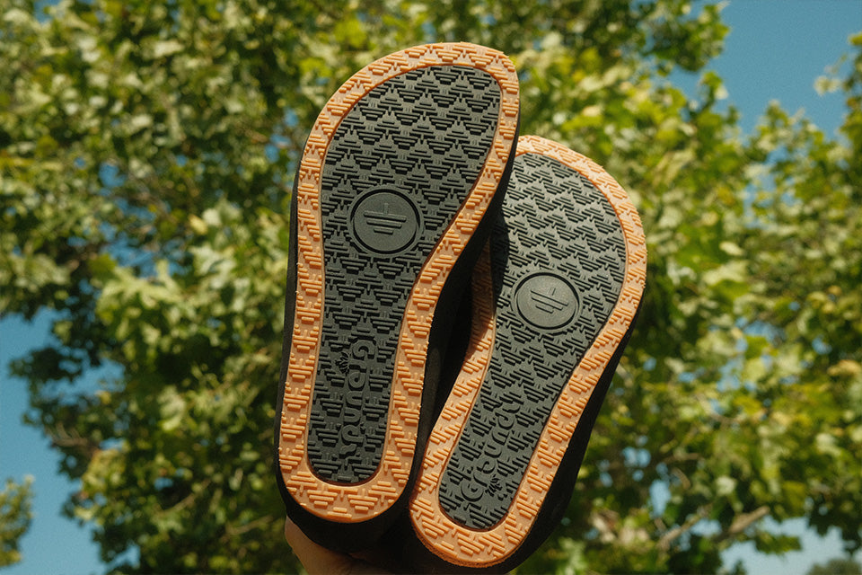 Barefoot earthing shoes sole design with grounding plug for natural walking